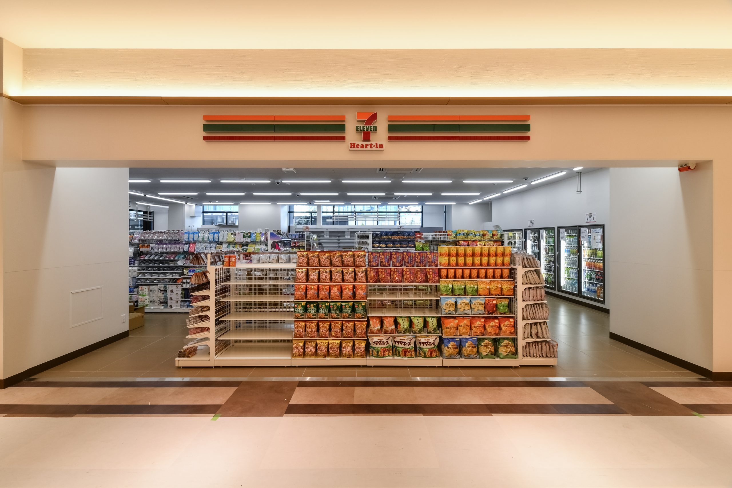 セブン-イレブン ハートイン くるふ福井駅 ｜店舗・商業施設の設計・デザイン事例紹介